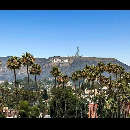 2-Bedroom Hollywood Apartment With Rooftop Pool And Stunning Views